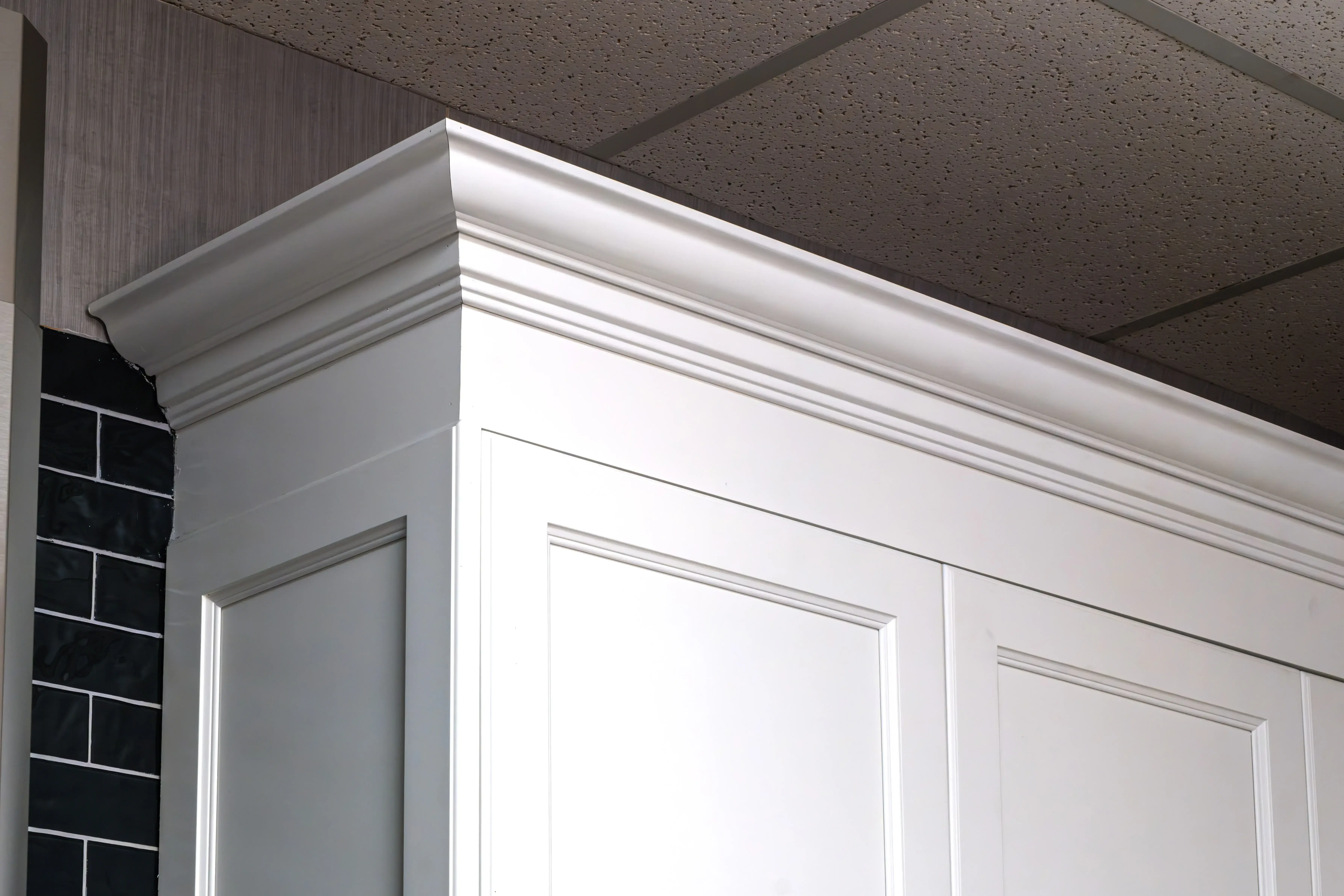 Double Shaker White kitchen finish